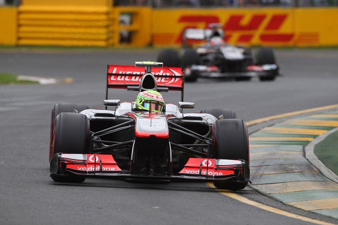 La McLaren MP4-28 del 2013 è nata male e la sospensione anteriore non lavora come ci si aspettava. Si prospetta una clamorosa marcia indietro e il ritorno in pista per la MP4-27 dello scorso anno, per salvare il campionato di Jenson Button e Sergio Perez