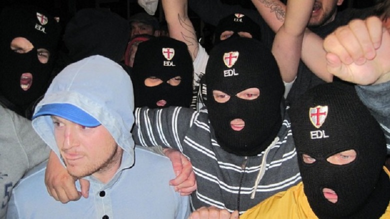 Tommy Robinson, leader dell'EDL, con alcuni membri del partito ultranazionalista inglese