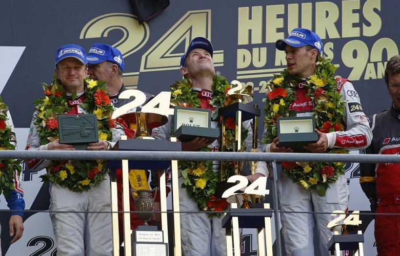 Tom Kristensen, tra Allan McNish e Loïc Duval, dedica la nona vittora a Le Mans al connazionale morto sabato pomeriggio