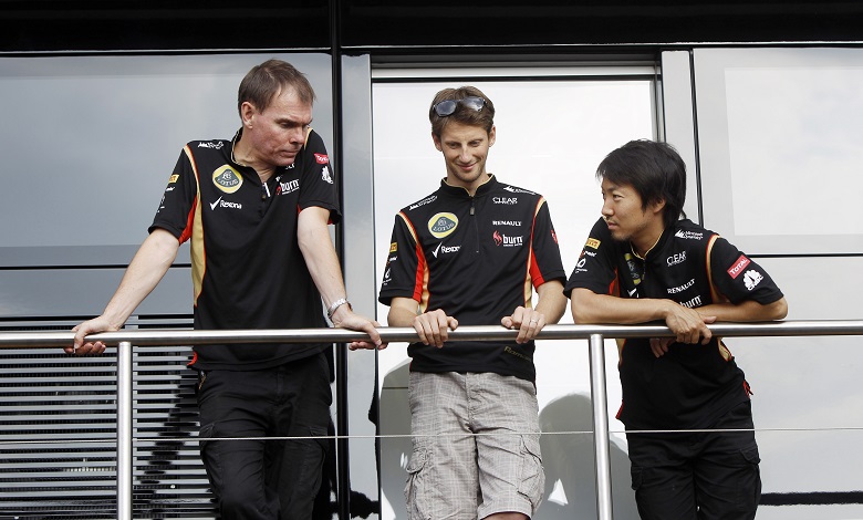 Alan Permane, Trackside Operations Director del Team Lotus F1, con  with Romain Grosjean e Ayao Komatsu, Ingegnere di gara (Foto Andrew Ferraro/Lotus F1 Team)