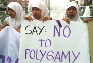 20130929-indonesia_poligamia_contro