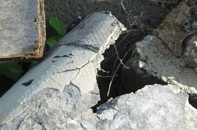 resti-di-un-manufatto-di-cemento-amianto-e1361889955373