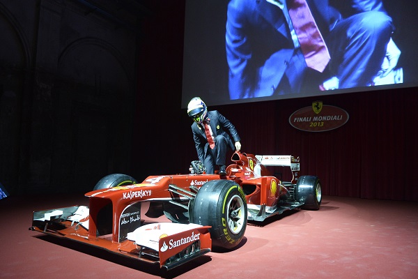Felipe Massa scende dalla F10 con cui è entrato alla Stazione Leopolda di Firenze (Foto Ferrari Media)