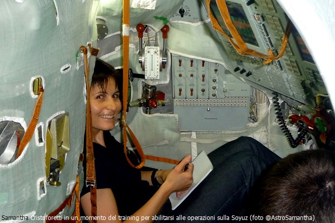 Samantha Cristoforetti è capitano dell'AMI, abilitata al combattimento aereo, e astronauta dell'ASI/ESA