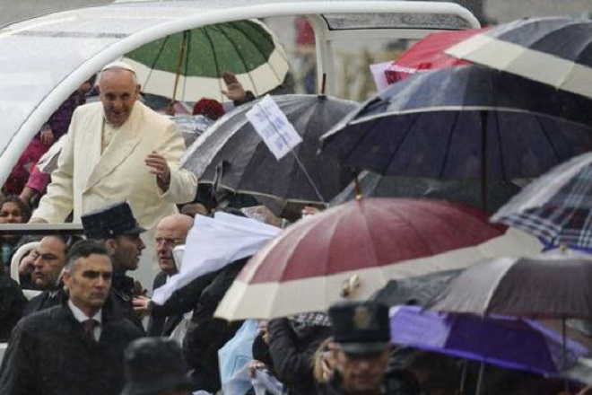 Papa Francesco in giro per Piazza San Pietro, nonostante la pioggia (foto TMNews)