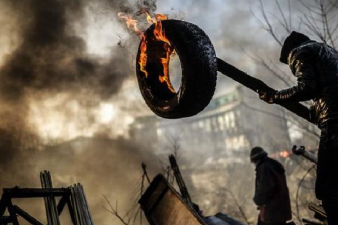 20140221-kiev-riots-fired-tyre-660x440