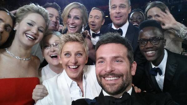 Ellen DeGeneres e gli attori protagonisti di un "selfie" di gruppo