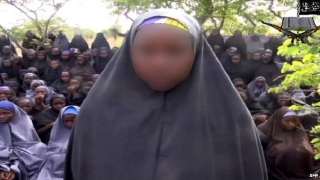 Le ragazze rapite nelle immagini diffuse dal gruppo qaedista nigeriano (Foto AFP via BBC)