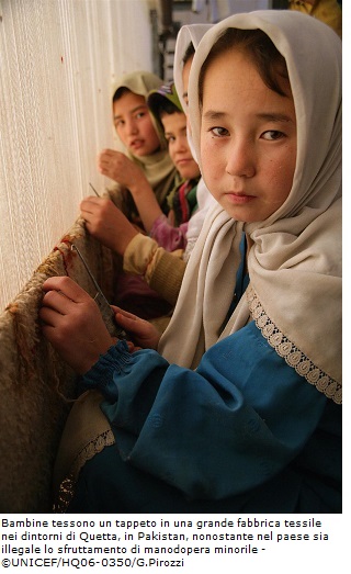 Bambine tessono un tappeto in una grande fabbrica tessile nei dintorni di Quetta, in Pakistan, nonostante nel paese sia illegale lo sfruttamento di manodopera minorile - ©UNICEF/HQ06-0350/G.Pirozzi 