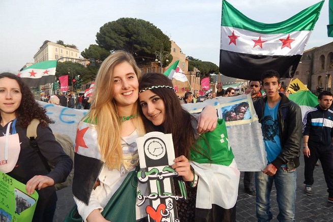 Da sinistra, Greta Remelli e Vanessa Marzullo, durante una manifestazione tenuta a Roma in sostegno del popolo siriano , lo scorso 15 marzo (Foto da Facebook)