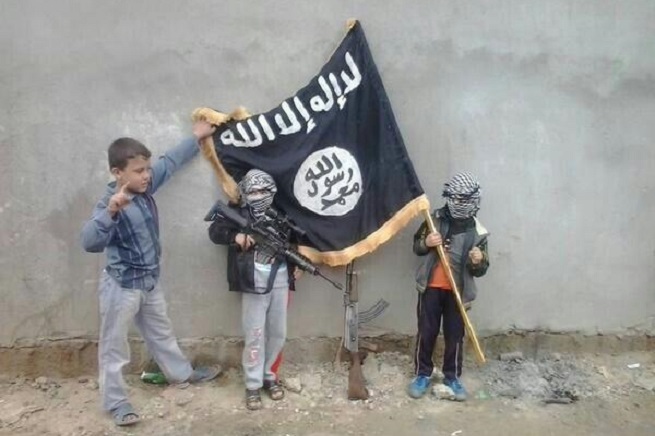 I bambini membri della gioventù nazislamista dell'ISIS. Un deja-vu