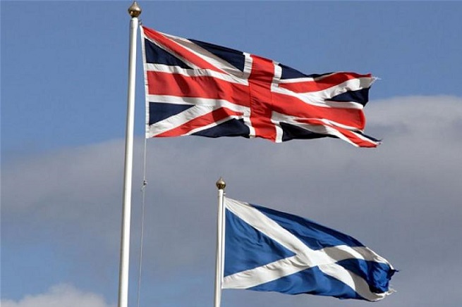 20140918-scozia-uk-flags-655x436