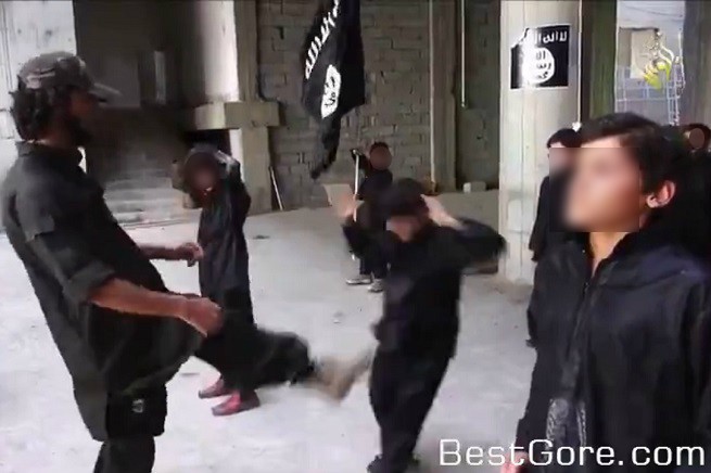 Così il sedicente Stato Islamico addestra i bambini all'odio e al combattimento per il jihad