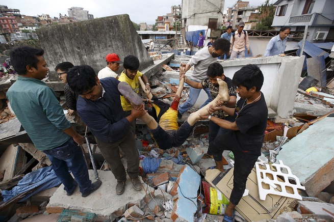 I primi soccorsi a Kathmandu (Foto AGI)