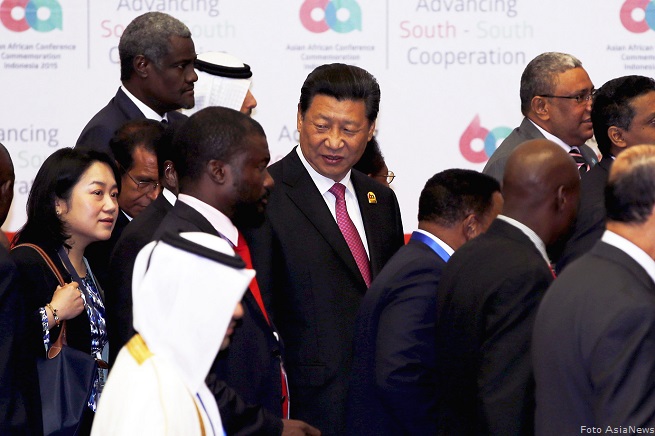 Il prresidente cinese Xi Jinping parla con i delegati prima dell'avvio dei lavori della Conferenza Asia-Africa a Jakarta (Photo credit: AsiaNews/REUTERS/Darren Whiteside)