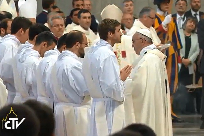 20150426-papa-ordinazione-sacerdoti