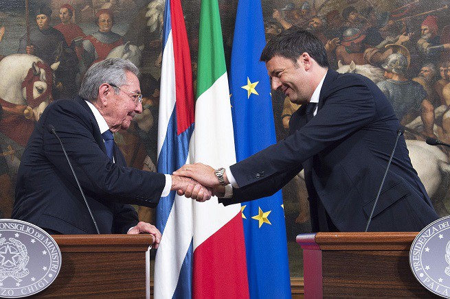 Il dittatore Raul Castro con l'aspirante uomo forte del Partito Nazionale Matteo Renzi (foto governo.it)
