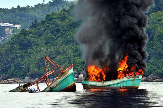 20150521-indonesia-affondamento-pescherecci