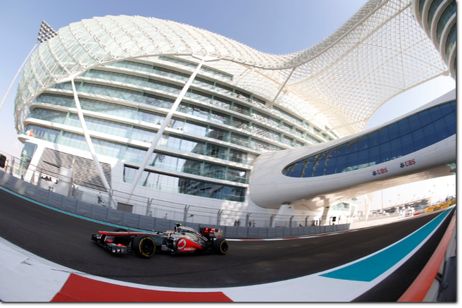Lewis Hamilton ha conquistato la Pole Position (Venticinquesima in carriera) del GP di Abu Dhabi. Delusione per Fernando Alonso, solo settimo 8Foto McLaren Media)
