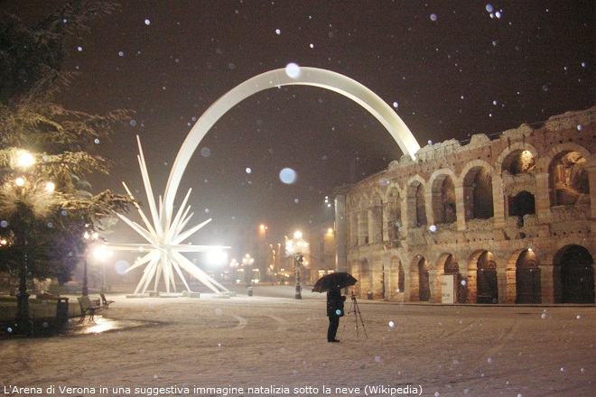 L'Arena di Verona in una suggestiva immagine natalizia sotto la neve (Wikipedia)