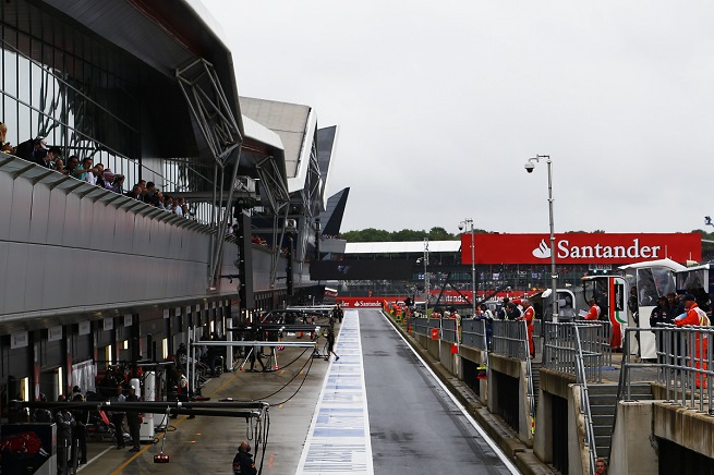 Il box di Silverstone durante le qualifiche di sabato (Foto Andrew Hone/Pirelli)