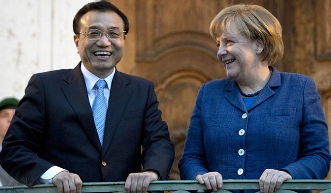 Il primo ministro cinese Li Keqiang e la cancelliera tedesca Angela Merkel (Foto RT.com)