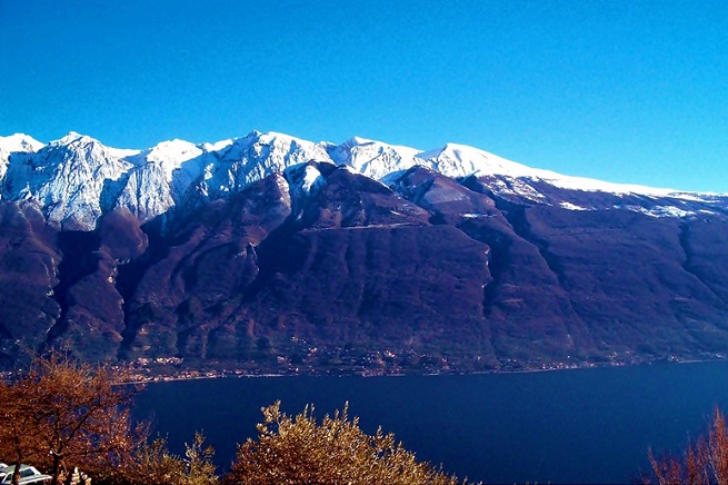Il Monte Baldo visto dalla sponda bresciana del Lago di Garda, in uno scenario invernale