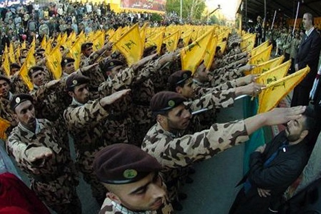 Milizie di Hezbollah nel tipico saluto 'umanitario' tanto in voga in Europa centrale tra il 1933 e il 1945...