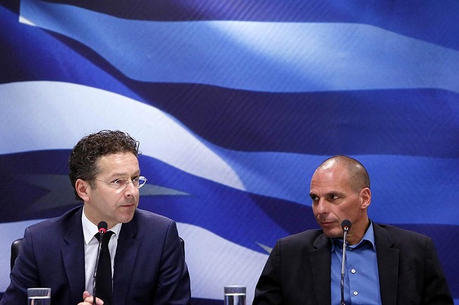 Il presidente dell'Eurogruppo, l'olandese Jeroen Dijsselbloem, e il ministro del Tesoro greco, Yanis Varoufakis (Foto Euronews)