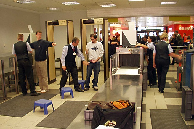 Controlli di sicurezza all'aeroporto di Berlino (foto di archivio, fonte Wikipedia)