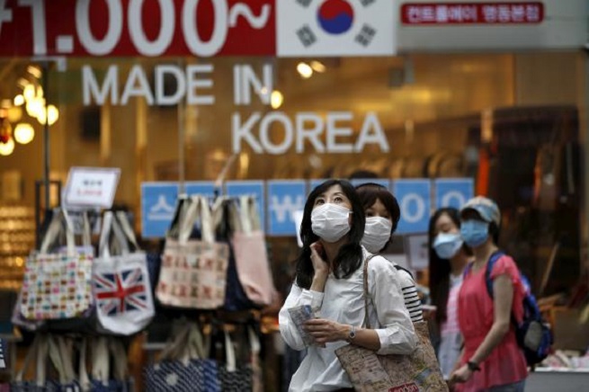 Turisti a Seul indossano mascherine per prevenire la Mers, Middle East Respiratory Syndrome (Foto REUTERS/Kim Hong-Ji)