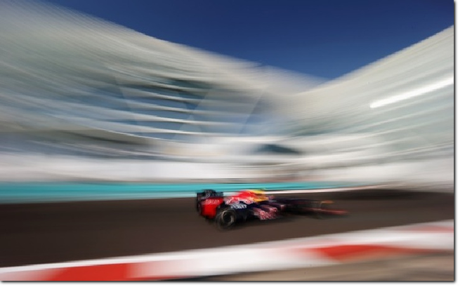 Sebastian Vettel all'attacco nella seconda sessione di prove libere del Gp di Abu Dhabi (Foto Red Bull Racing)