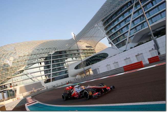 Lewis Hamilton è stato il più veloce nelle ultime libere del GP di Abu Dhabi, sul circuito cittadino di Yas Marina (Foto McLaren Media)