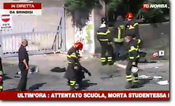 Le prime immagini dell'attentato di Brindisi in cui ha perso la vita Melissa Bassi, 16 anni (da Tele Norba24)