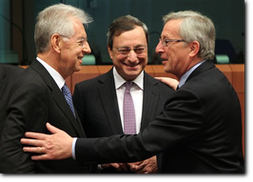 Mario Monti, Mario Draghi e Jean-Claude Juncker al vertice dei ministri dell'Economia dell'Eurozona a Brussels del 14 maggio 