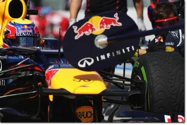 Mark Webber è stato il più veloce nel venerdì di libere a Suzuka, per il GP del Giappone, malgrado un problema all'ala mobile posteriore (Foto Red Bull Racing)