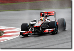 A Silverstone ha dominato la pioggia nelle libere del venerdì. Lewis Hamilton è stato il più veloce nel pomeriggio (Foto McLaren Media Centre)