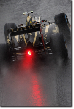 Romain Grosjean su Lotus era stato il più veloce nel primo turno di libere (Foto LAT/Lotus)